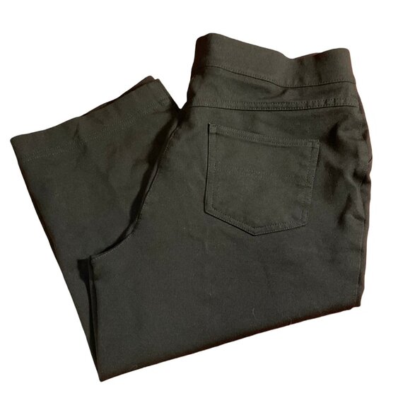 Black Flat Front Pull On Capri Pant - Picture 1 of 2